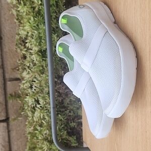 Oofos OOmg Mesh Low Slip-on Cushioned Recovery White Sneakers Size 7.5
